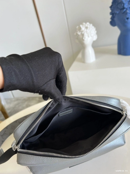 WIS OUTDOOR LOUIS VUITTON MESSENGER 0123